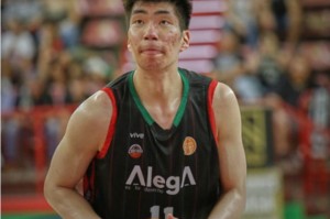 乐鱼体育app下载-余嘉豪留洋14+6+2帽：难阻球队惜败 近5战全上双场均13+6
